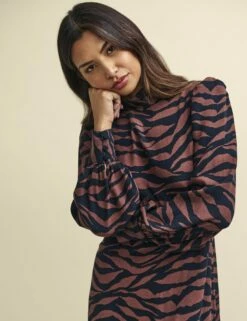 Front Page -UK Clothing Sales d232238brn dt