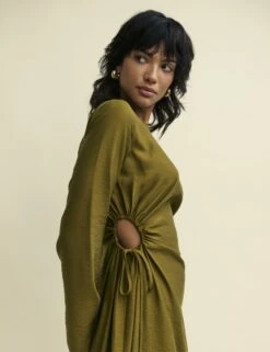 Front Page -UK Clothing Sales d240335grn dt